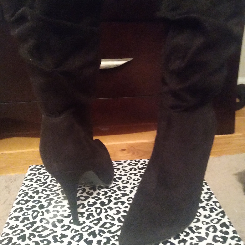 Black boots with heel